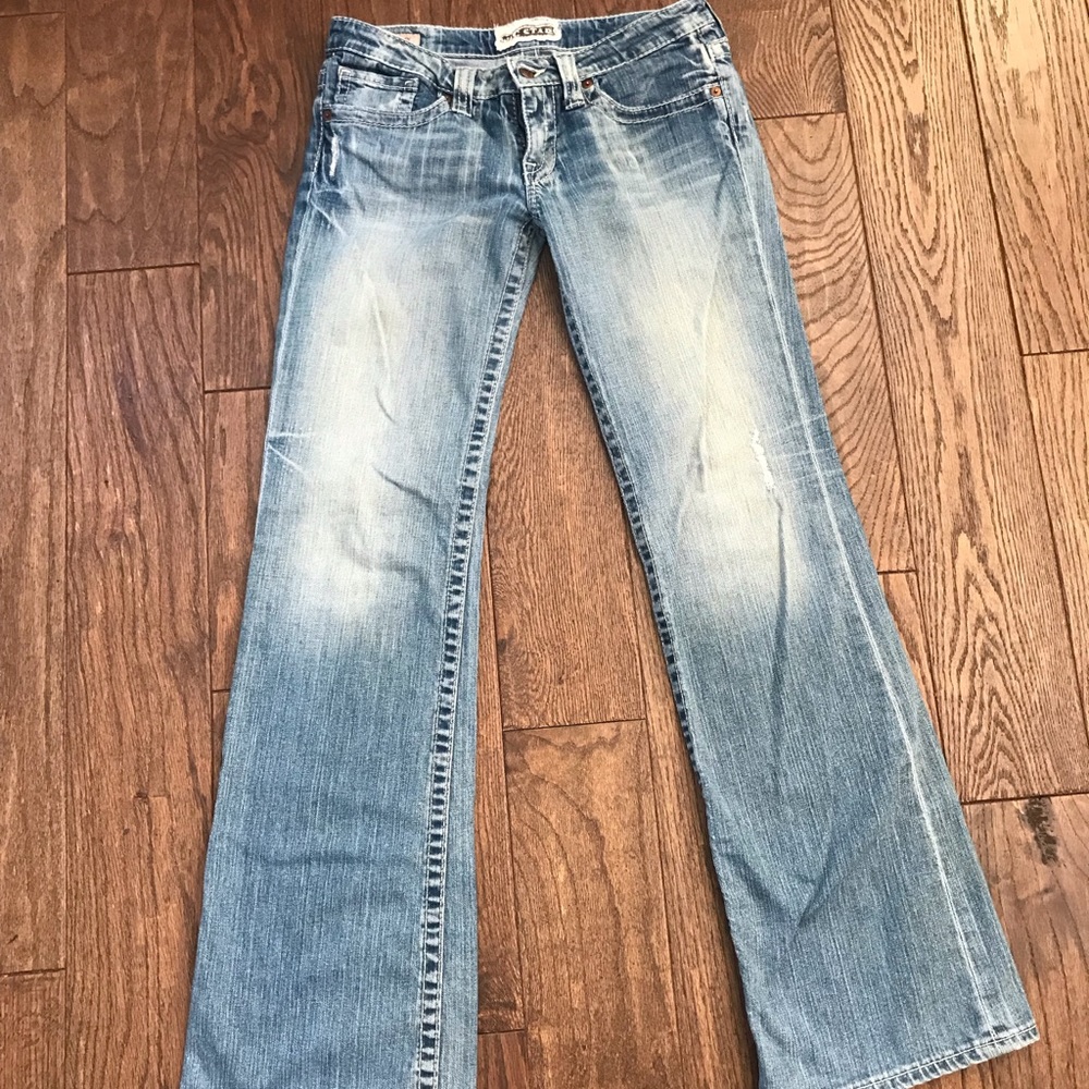 BIG STAR LIGHT WASH DENIM. 28R. CASEY